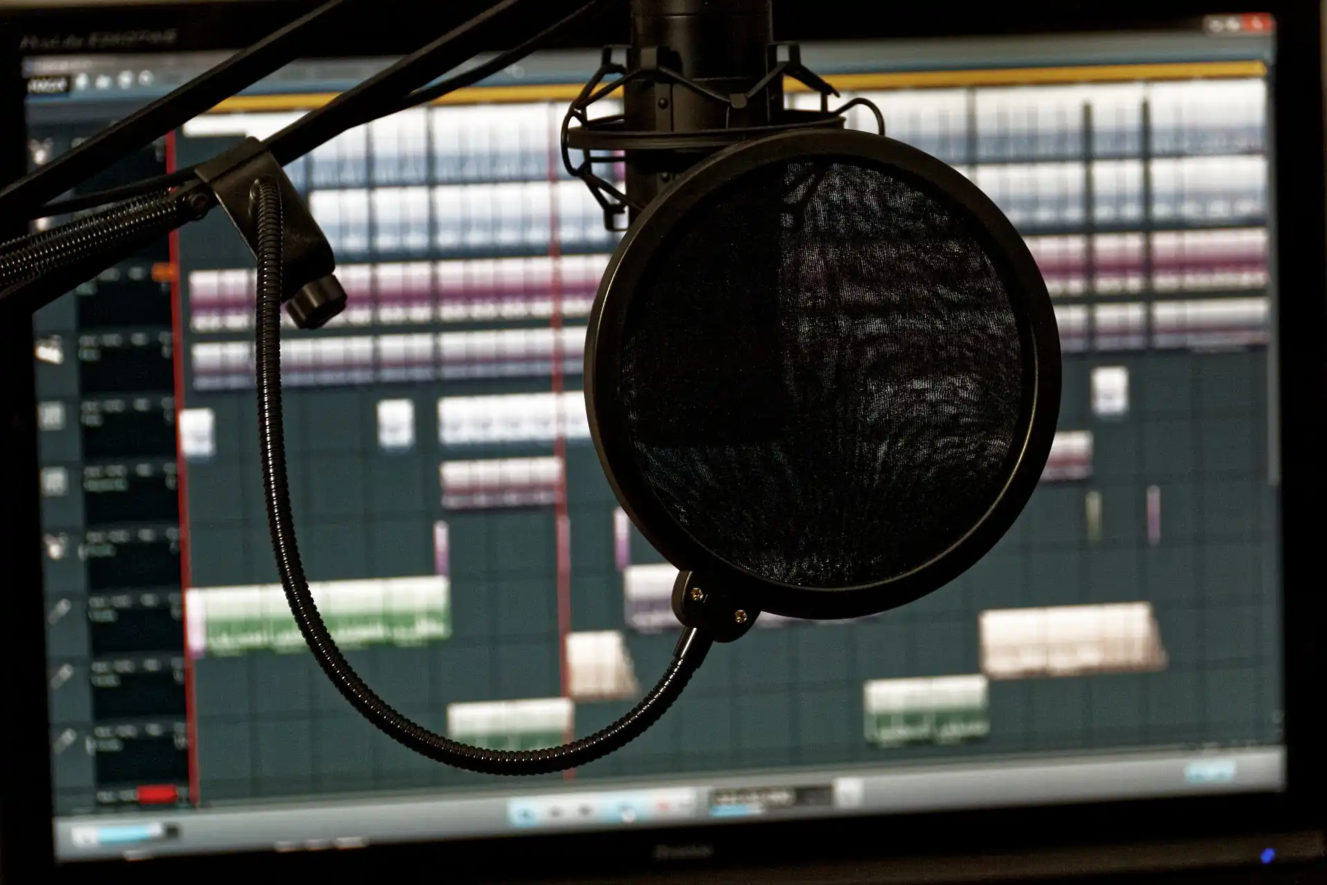 StudioPage.deskTopMusic.alt